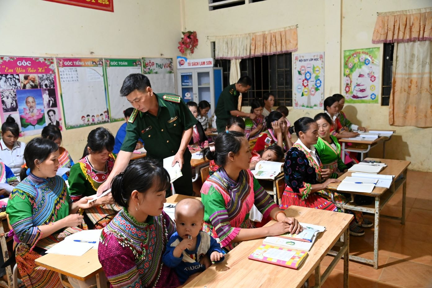 Bộ đội biên phòng và hội phụ nữ đồng hành giảm nghèo thông tin nơi vùng biên
