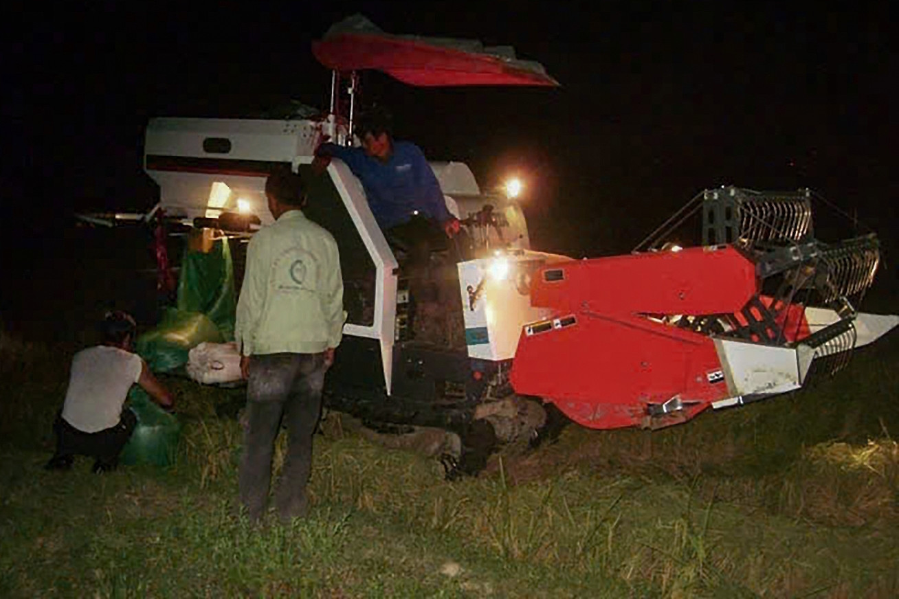 Cảnh nông dân thắp đèn xuyên đêm gặt lúa để trốn nắng 'cháy da'
