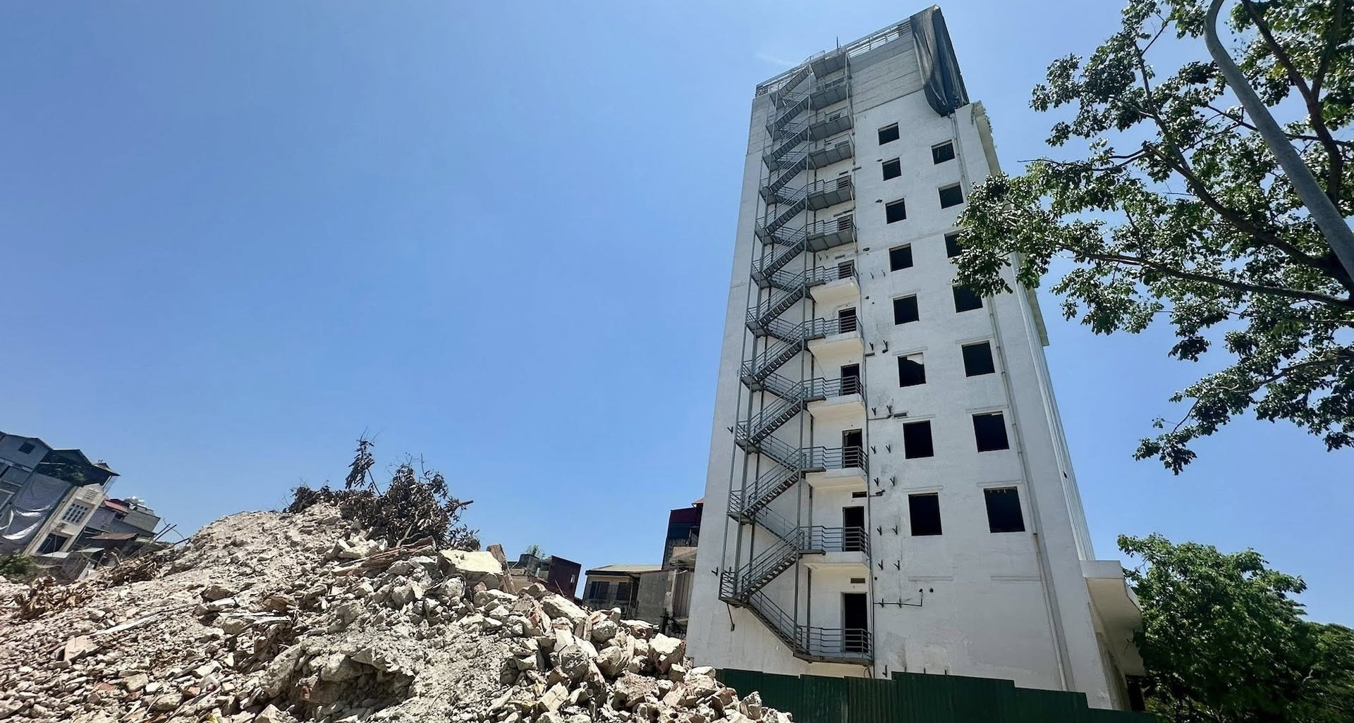 ‘Cắt góc’ cao ốc sát sông Tô Lịch để làm đường Vành đai 2,5 ở Hà Nội