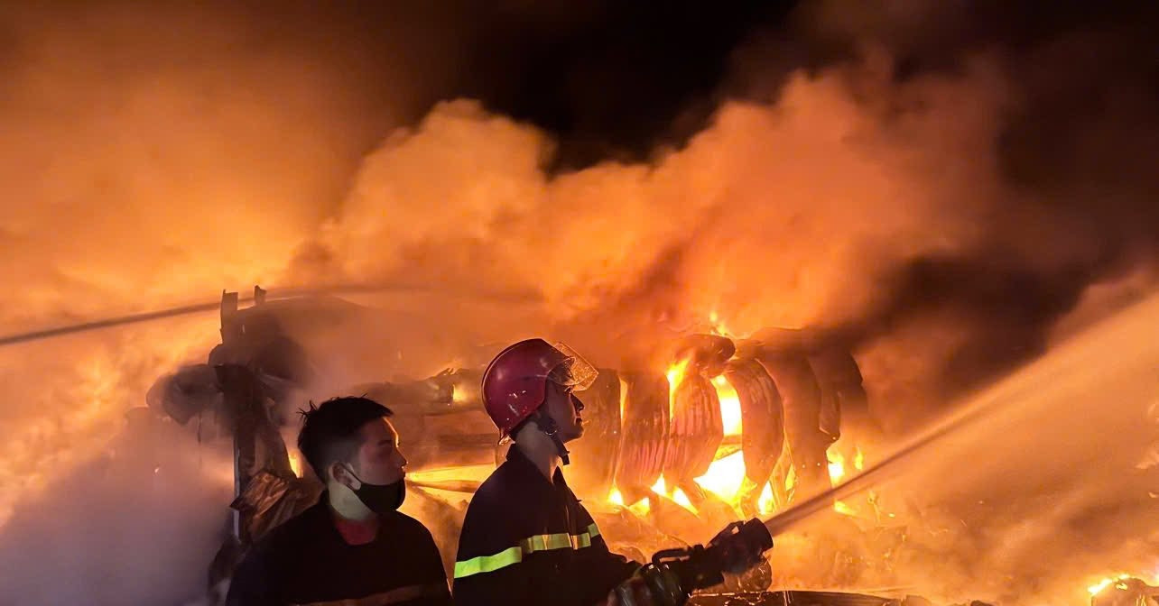 Liên tiếp xảy ra 2 vụ cháy công ty ở Phú Thọ, Công an Hà Nội chi viện phương tiện