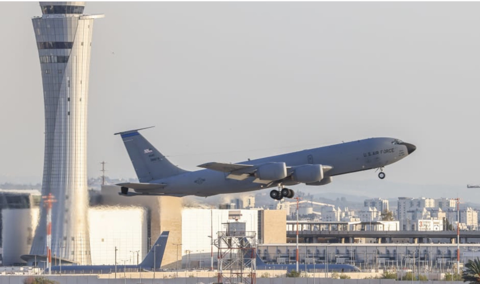 Máy bay tiếp nhiên liệu KC-135 Stratotanker của Mỹ cất cánh từ sân bay Ben Gurion. Ảnh: Flash90
