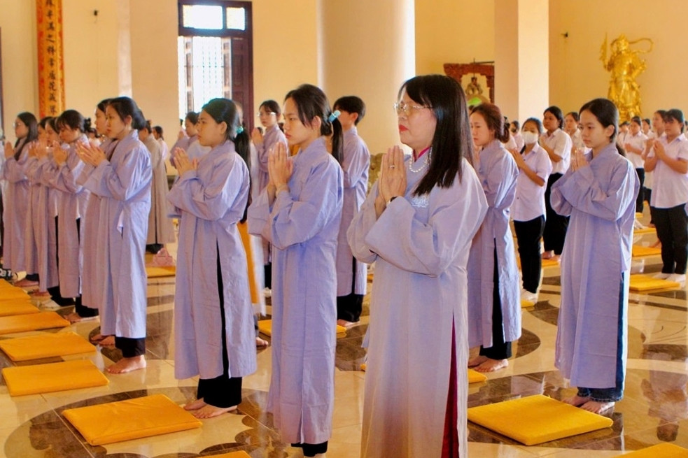 Mùa Phật đản: Người trẻ chọn một ngày tu Bát quan trai