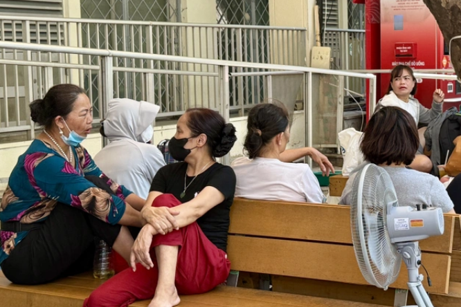 Nắng nóng gay gắt, bệnh viện tổ chức đón bệnh nhân từ 5h sáng