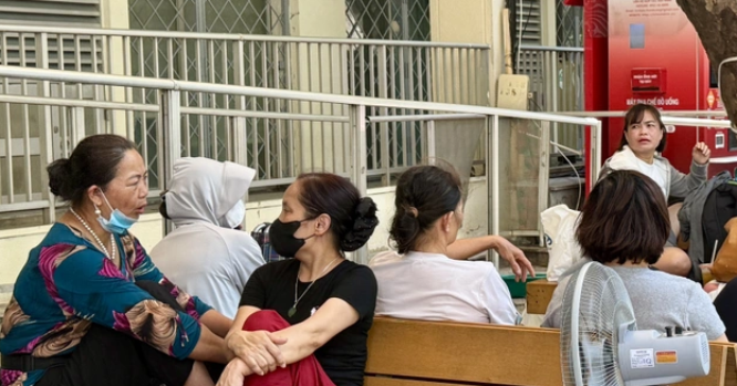 Nắng nóng gay gắt, bệnh viện tổ chức đón bệnh nhân từ 5h sáng
