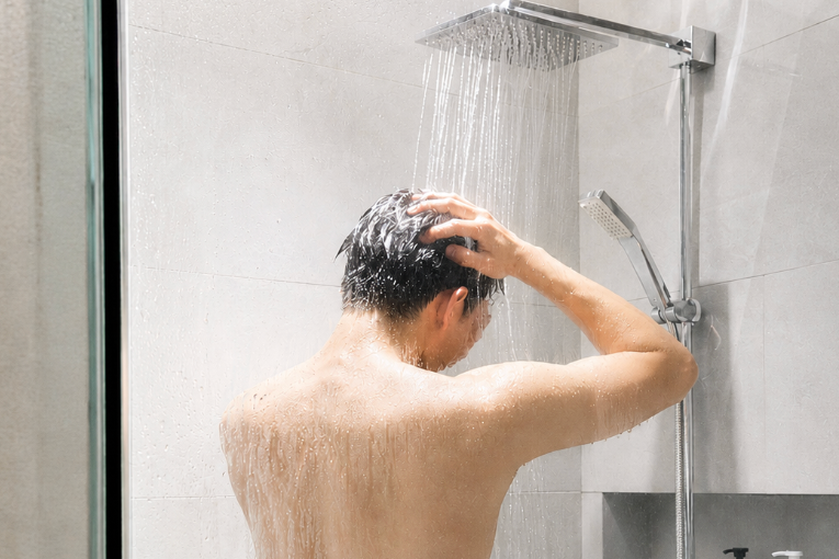 5 thói quen nhiều người làm ngay khi đi nắng về rất hại sức khỏe