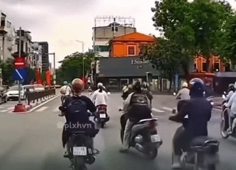 Clip nữ tài xế bất ngờ sang đường kiểu ‘tạt đầu’ ở Hà Nội, xe khác phanh không kịp
