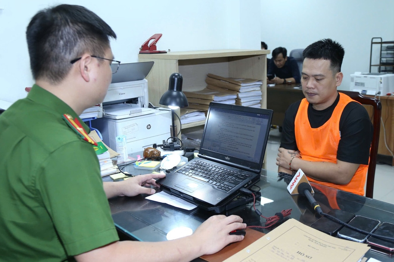 Khởi tố 10 đối tượng trong hệ thống website bóng đá lậu ‘Bún Chả TV’