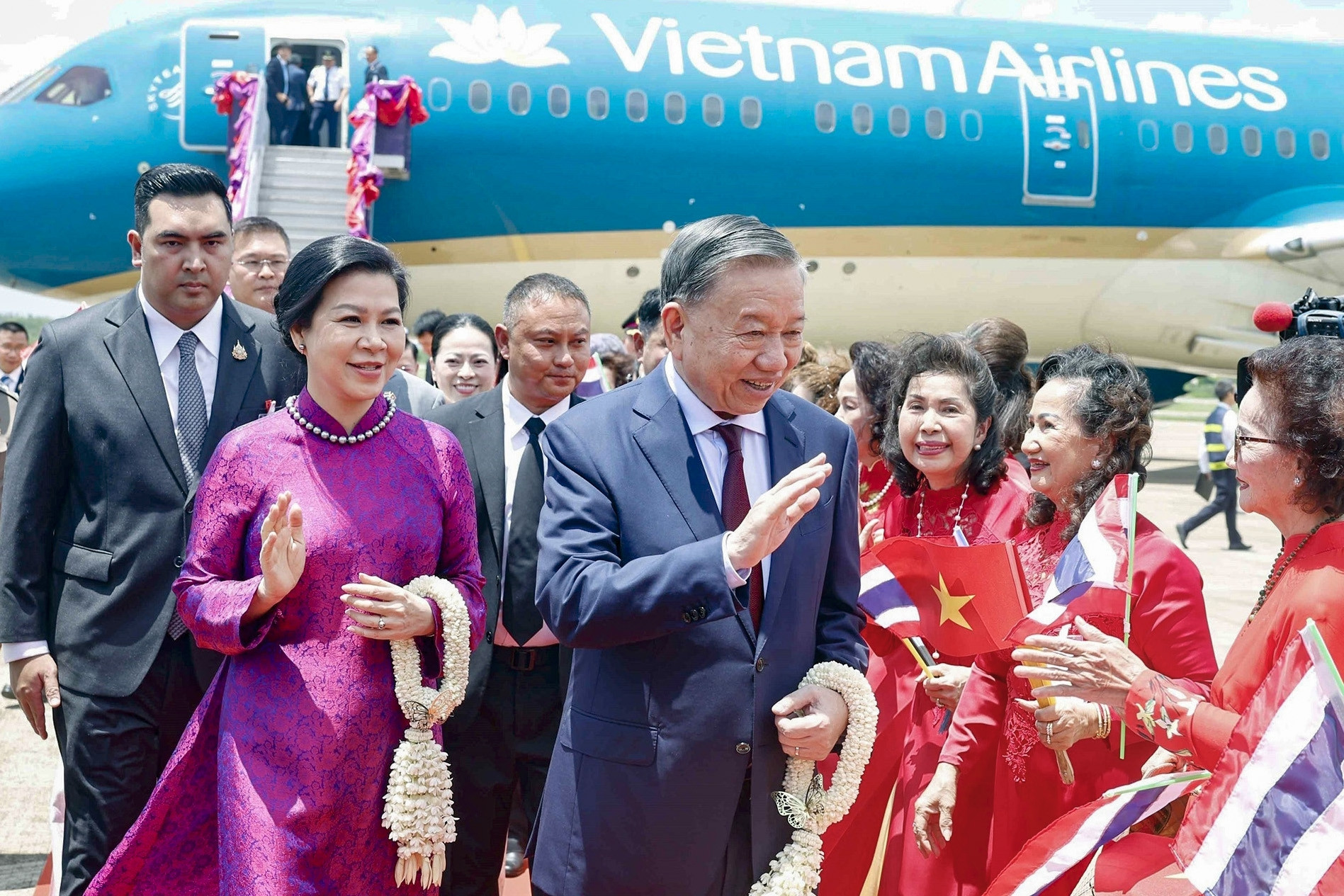 Tổng Bí thư, Chủ tịch nước và phu nhân đến Udon Thani, Thái Lan
