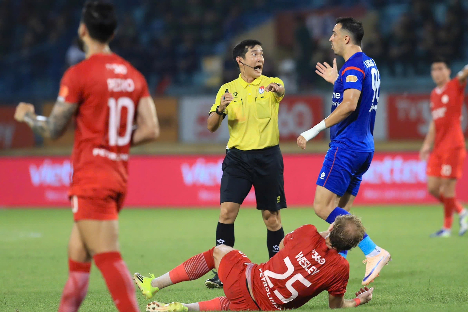 Trọng tài V-League tưởng tượng ra 11m nhận án phạt nặng