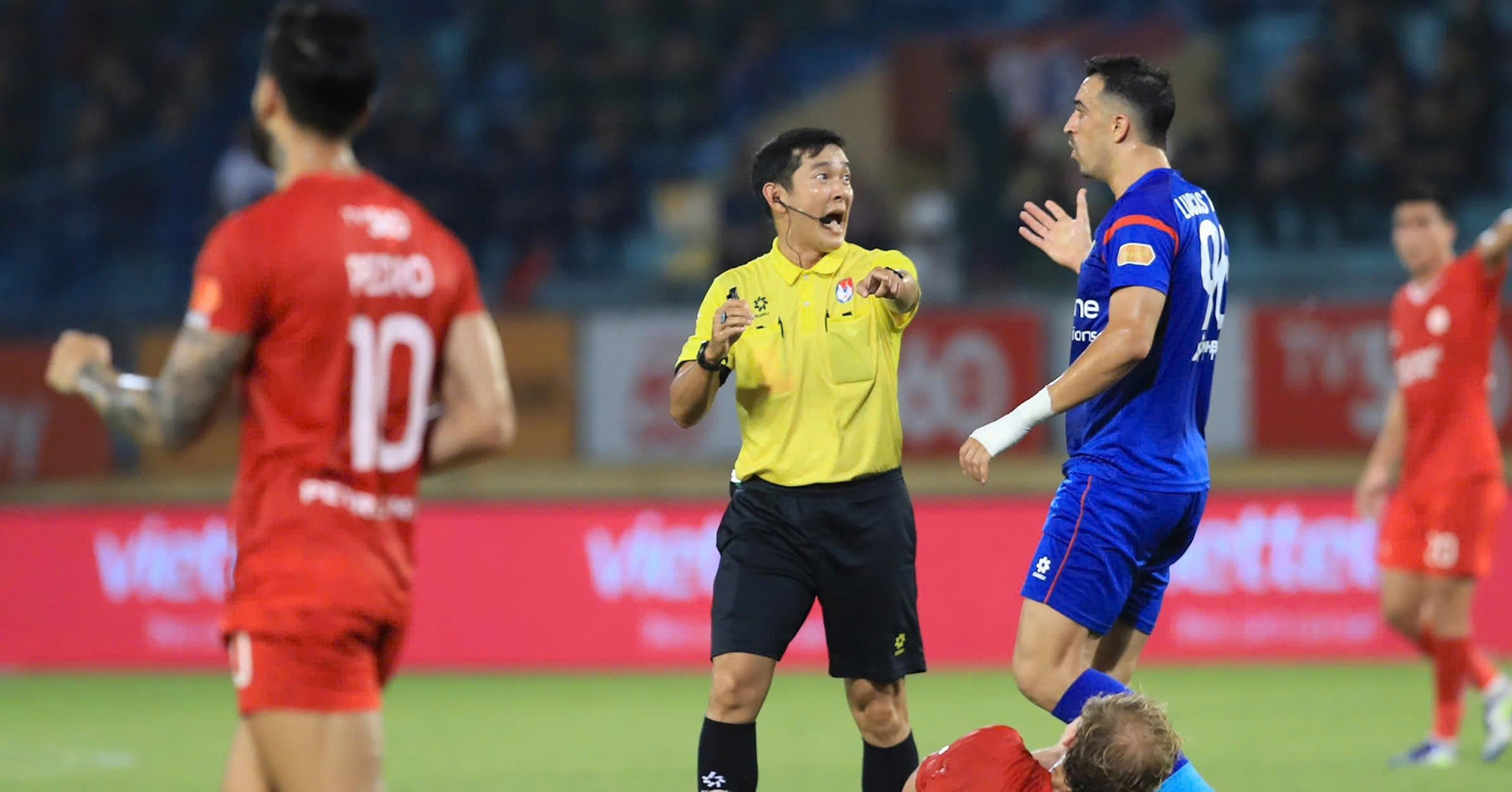 Trọng tài V-League tưởng tưởng ra 11m nhận án phạt nặng