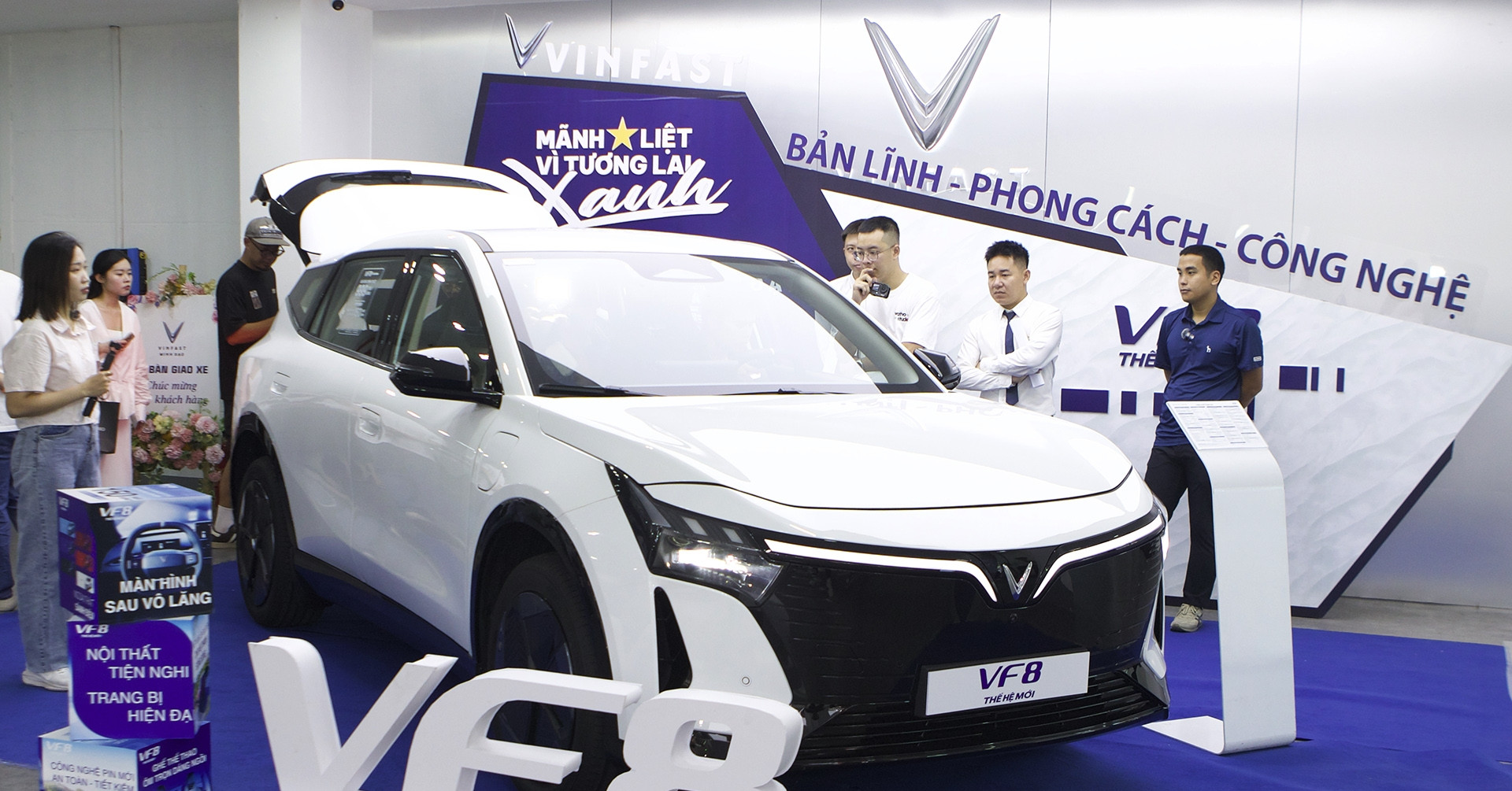 VinFast VF 8 thế hệ mới ra mắt, giá từ 999 triệu đồng, nhiều ưu đãi hấp dẫn