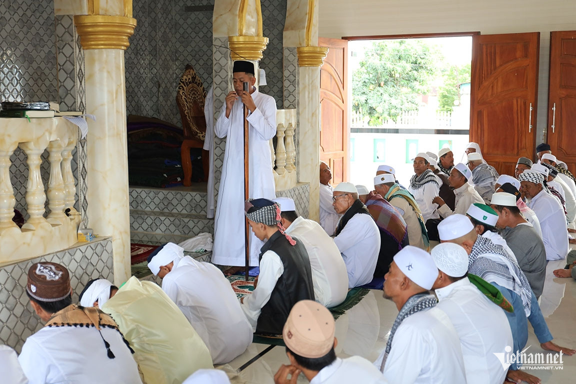 https://static-images.vnncdn.net/vps_images_publish/000001/000003/2026/5/27/w-tet-roya-haji-cua-dan-toc-cham-12-2577.jpg