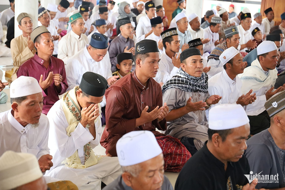 https://static-images.vnncdn.net/vps_images_publish/000001/000003/2026/5/27/w-tet-roya-haji-cua-dan-toc-cham-9-2582.jpg