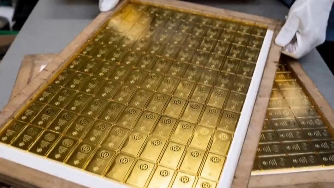 1779918413317_now_hallie_gold_bars_cia_260527_S3_1920x1080 ekihbd.jpg
