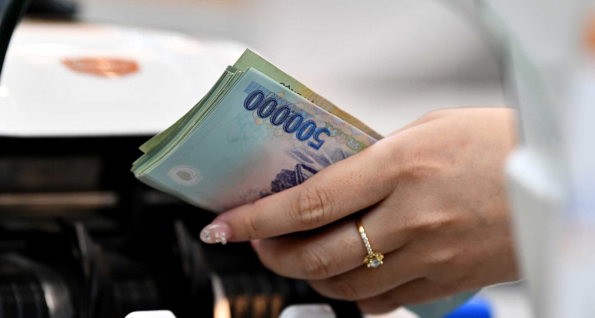 Cách tra cứu nợ thuế để tránh bị hoãn xuất cảnh khi đã ra sân bay