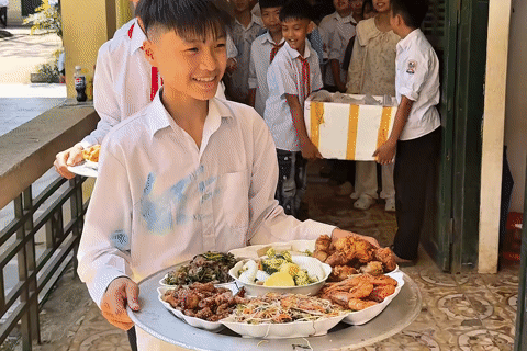 Clip triệu view về thầy trò tổng kết năm học 'phát thưởng, ăn cỗ' trên lớp
