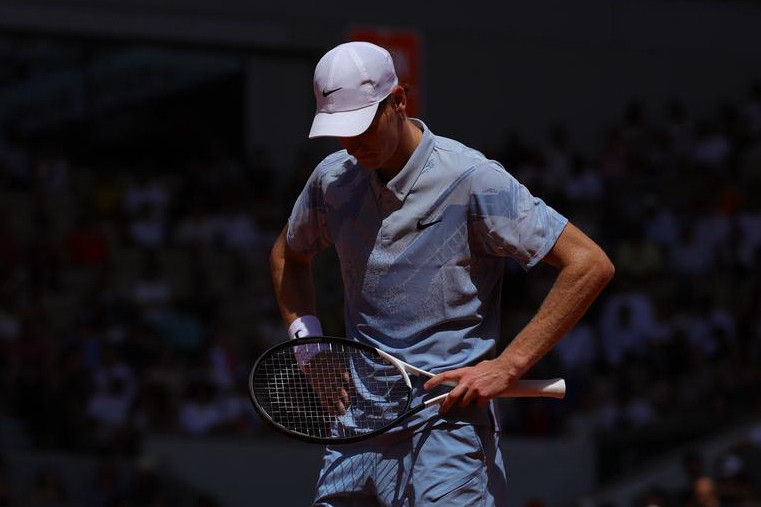 Địa chấn Roland Garros: Sinner sụp đổ khó tin, bị loại từ vòng 2