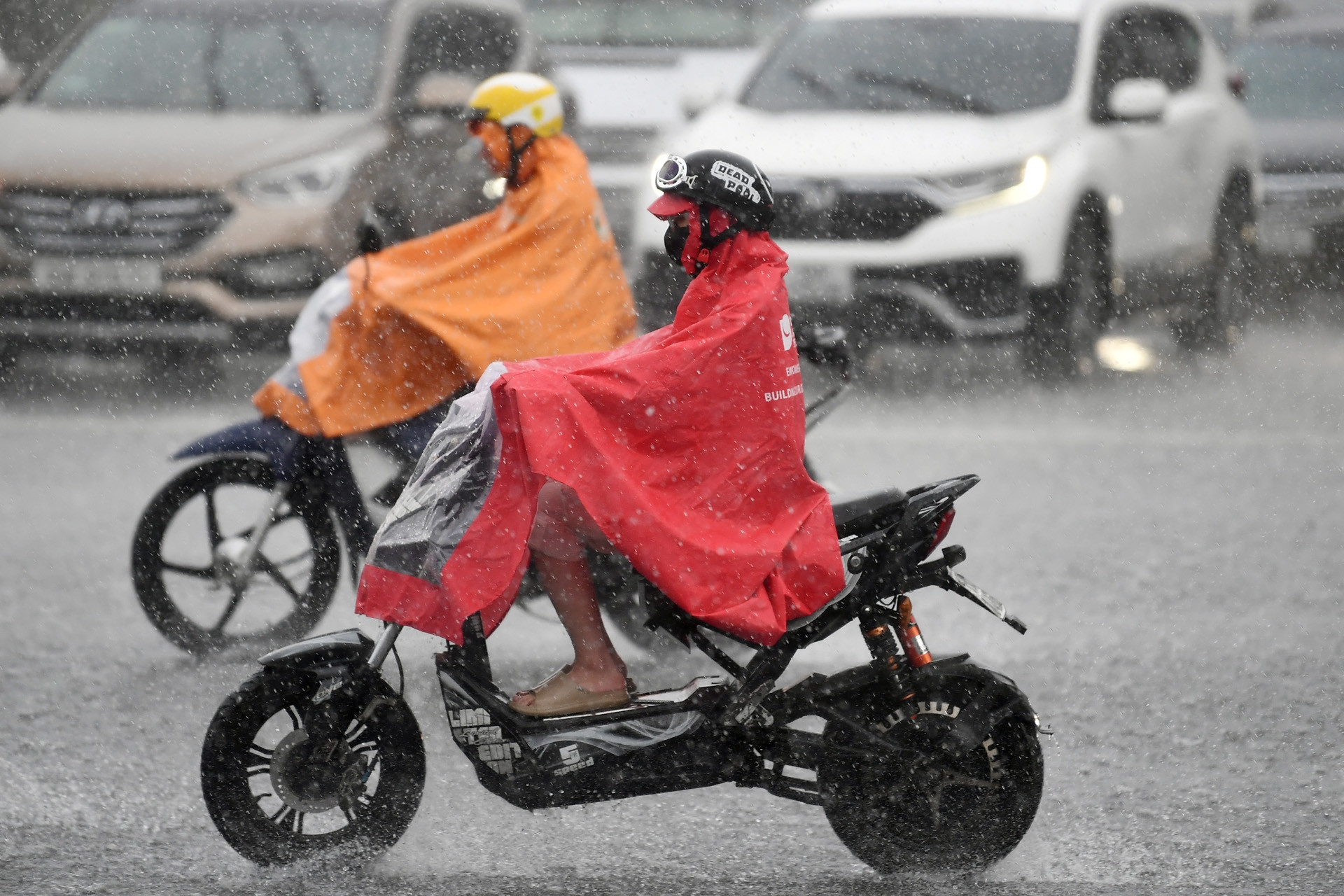 Miền Bắc mưa giông dịu mát ngắn ngày, nắng nóng quay lại ngay đầu tháng 6