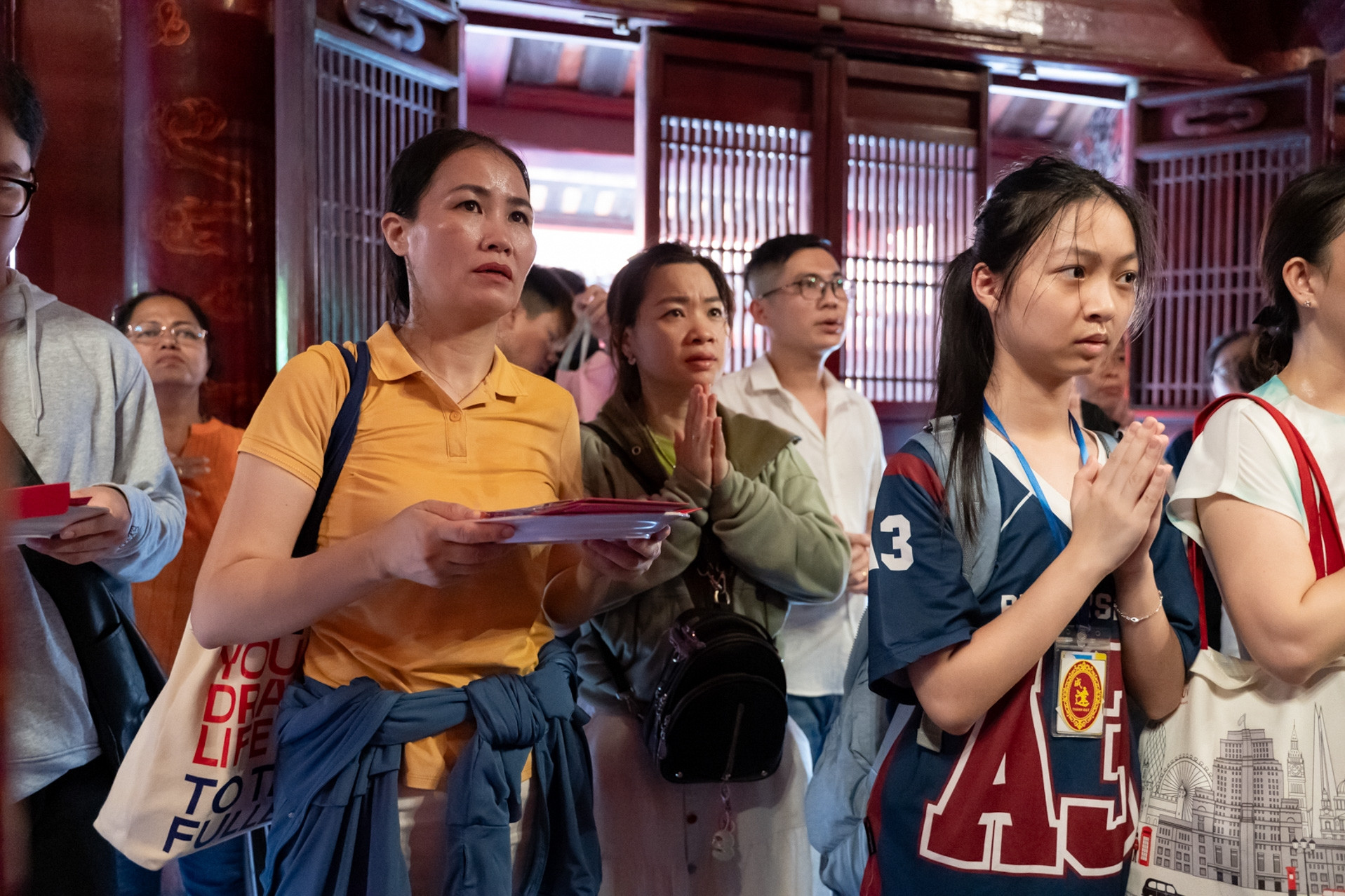 Phụ huynh, sĩ tử Hà Nội đội nắng đi cầu may trước kỳ thi vào lớp 10