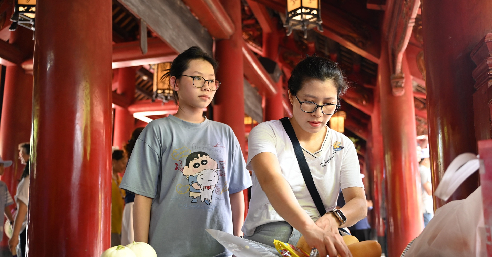 Phụ huynh, sĩ tử Hà Nội đội nắng đi cầu may trước kỳ thi vào lớp 10