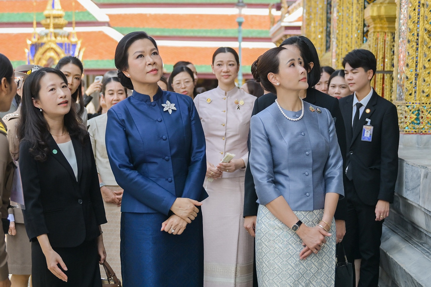 Phu nhân Ngô Phương Ly mặc trang phục truyền thống Thái Lan, thăm chùa Phật Ngọc