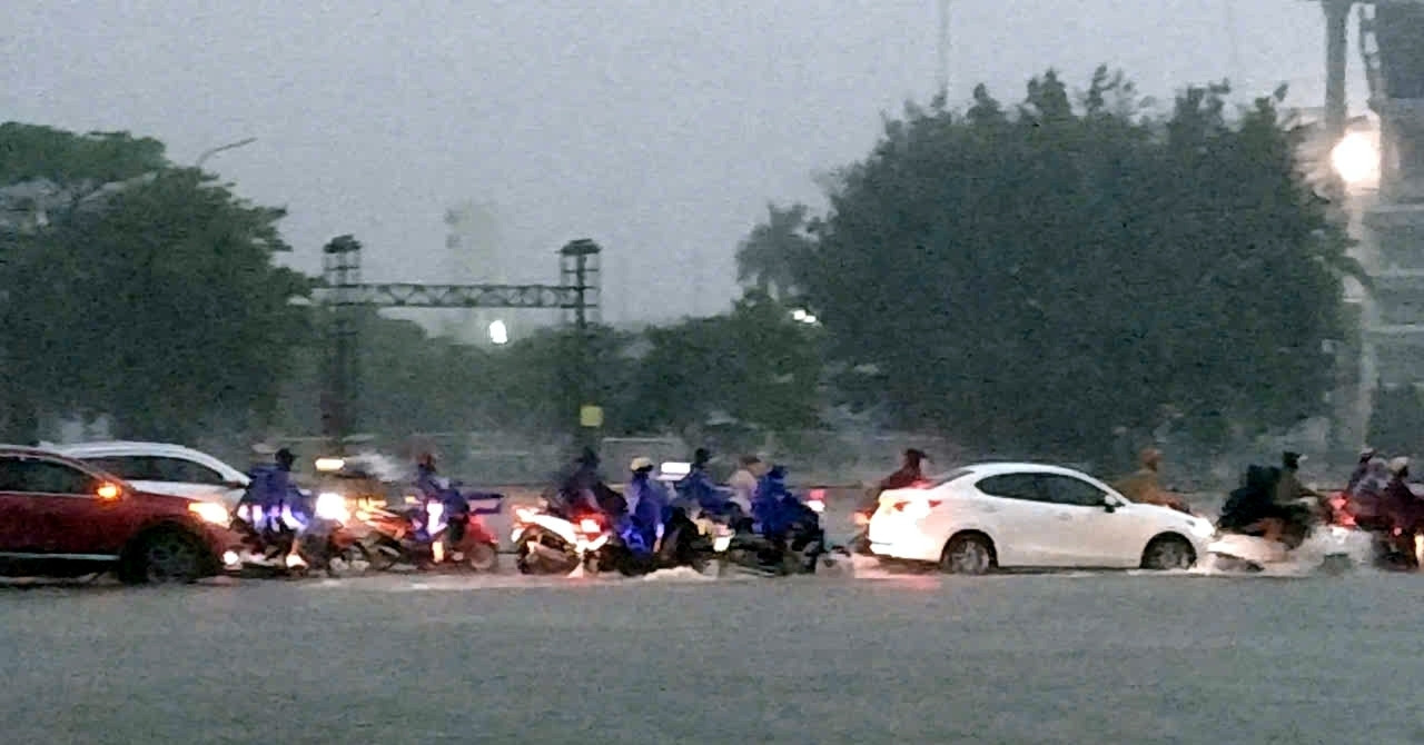 Quảng trường Mỹ Đình lại &amp;apos;sóng sánh&amp;apos; trong biển nước sau mưa lớn