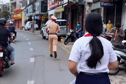  Thí sinh thi lớp 10 nhầm điểm thi sát giờ phát đề, CSGT 'giải cứu' trong 3 phút 