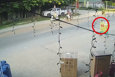Thót tim cảnh bé trai bất ngờ lao sang đường khiến xe ba gác lật nghiêng