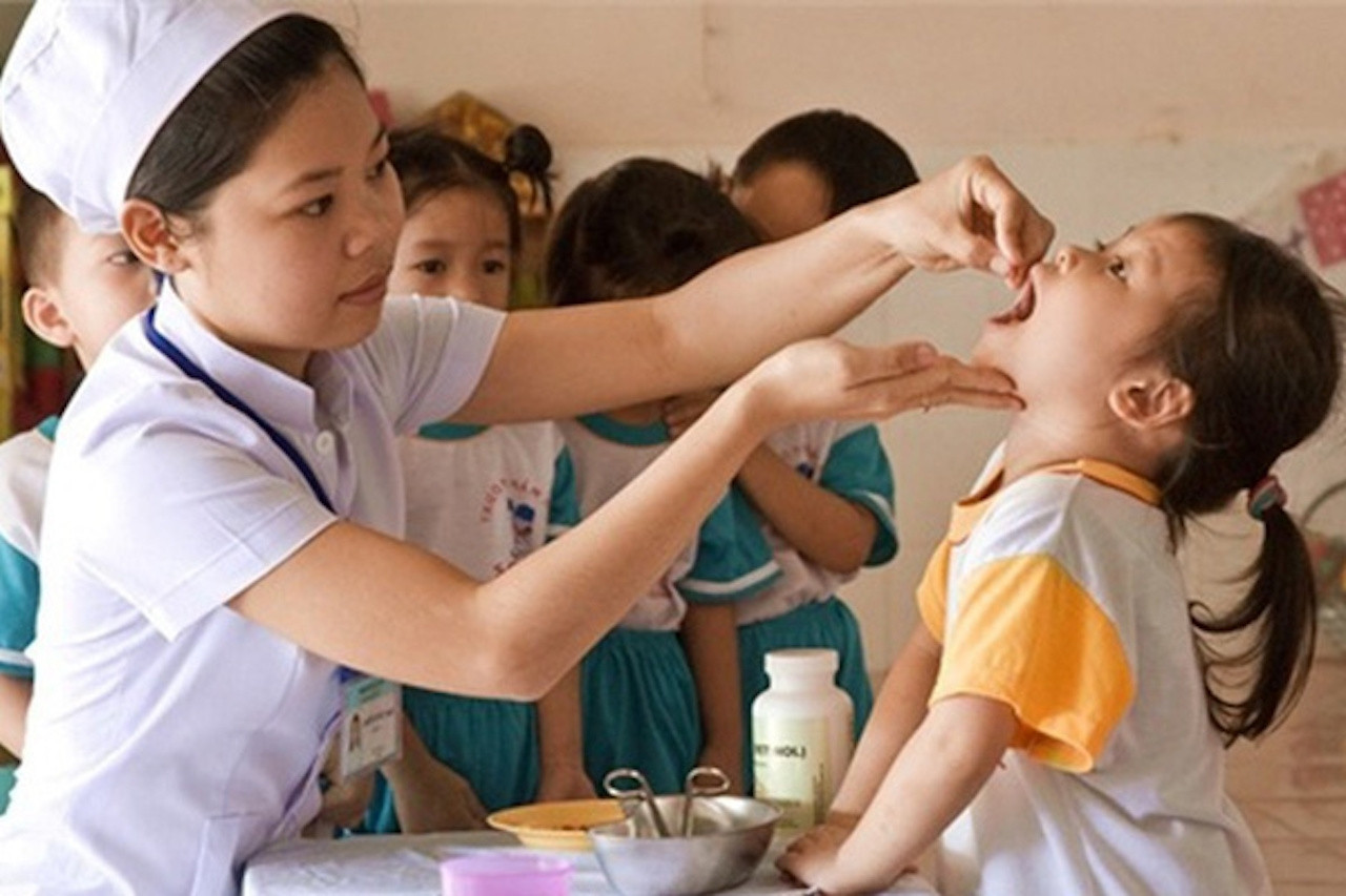 Trẻ quấy khóc, phát sốt sau uống vitamin A có đáng lo?