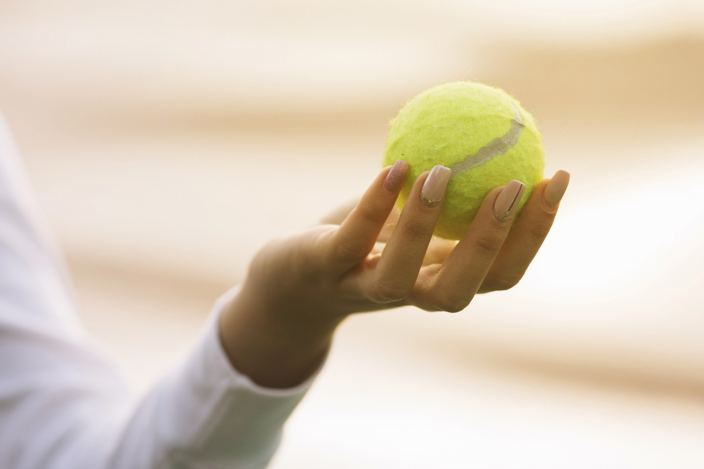 Vì sao du khách nên mang theo bóng tennis và chiếc tất lên máy bay?