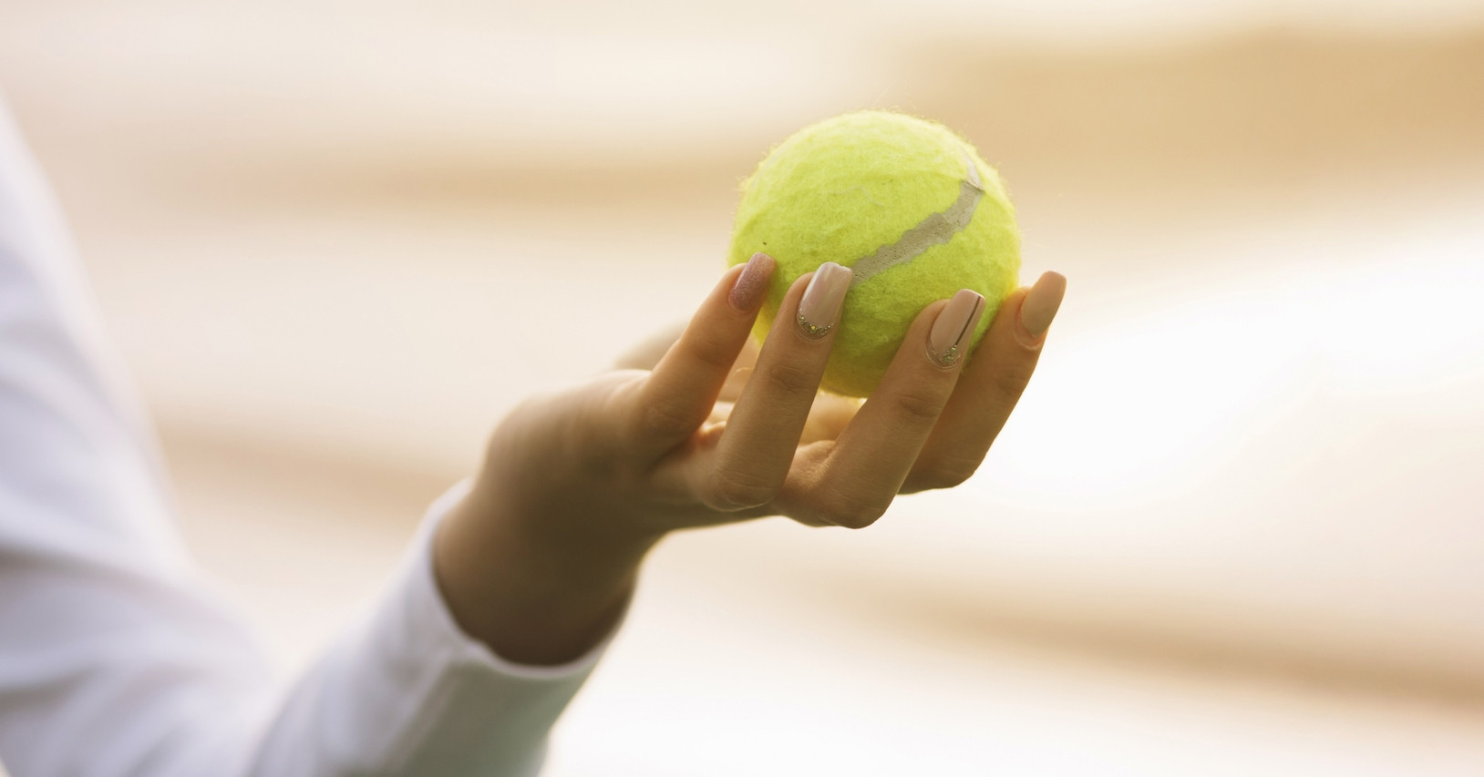Vì sao du khách nên mang theo bóng tennis và chiếc tất lên máy bay?