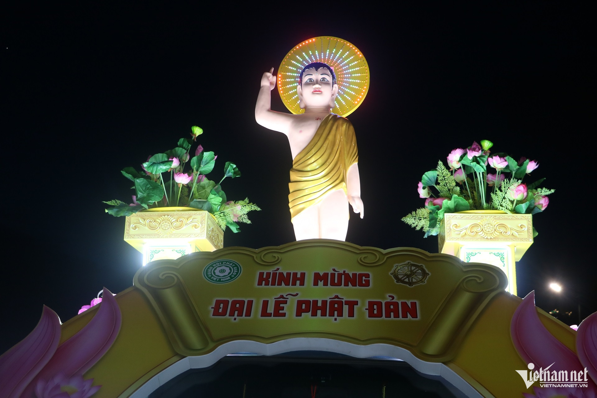https://static-images.vnncdn.net/vps_images_publish/000001/000003/2026/5/28/w-hang-nghin-nguoi-do-ra-duong-xem-dieu-hanh-xe-hoa-mung-dai-le-phat-dan-o-vung-tau4jpg-4417.jpg