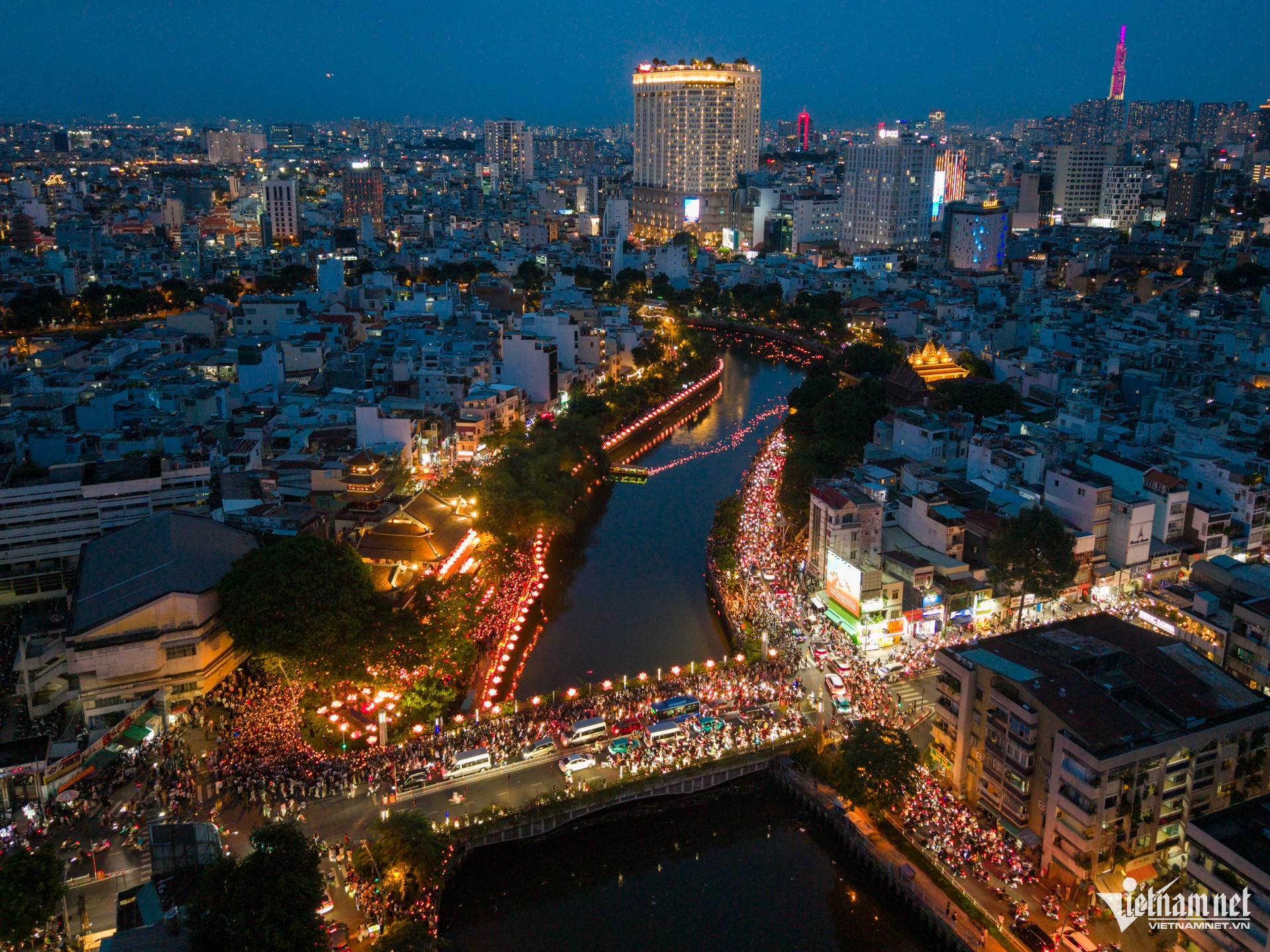 W-phật đản TPHCM Nguyễn Huế.jpg
