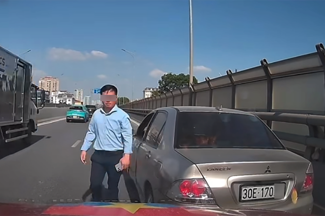 'Tạt đầu' ô tô ở Hà Nội, nam tài xế còn xuống xe to tiếng với người đi phía sau