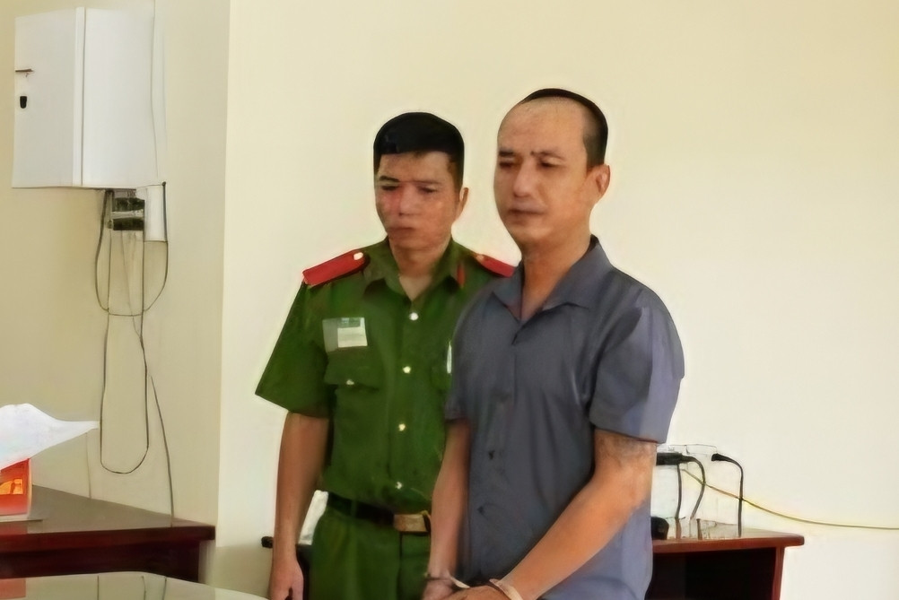 Bắt tạm giam gã đàn ông dùng ly thủy tinh, ghế nhựa đánh vợ hờ tại quán cà phê
