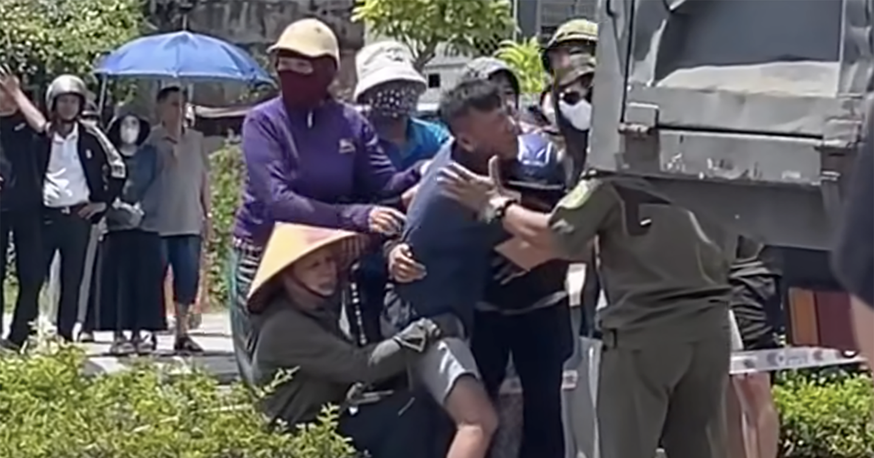 Bố mẹ khóc ngất bên nữ sinh tử vong dưới gầm xe tải