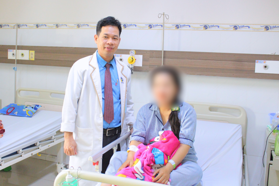 bs kham cho benh nhan.png