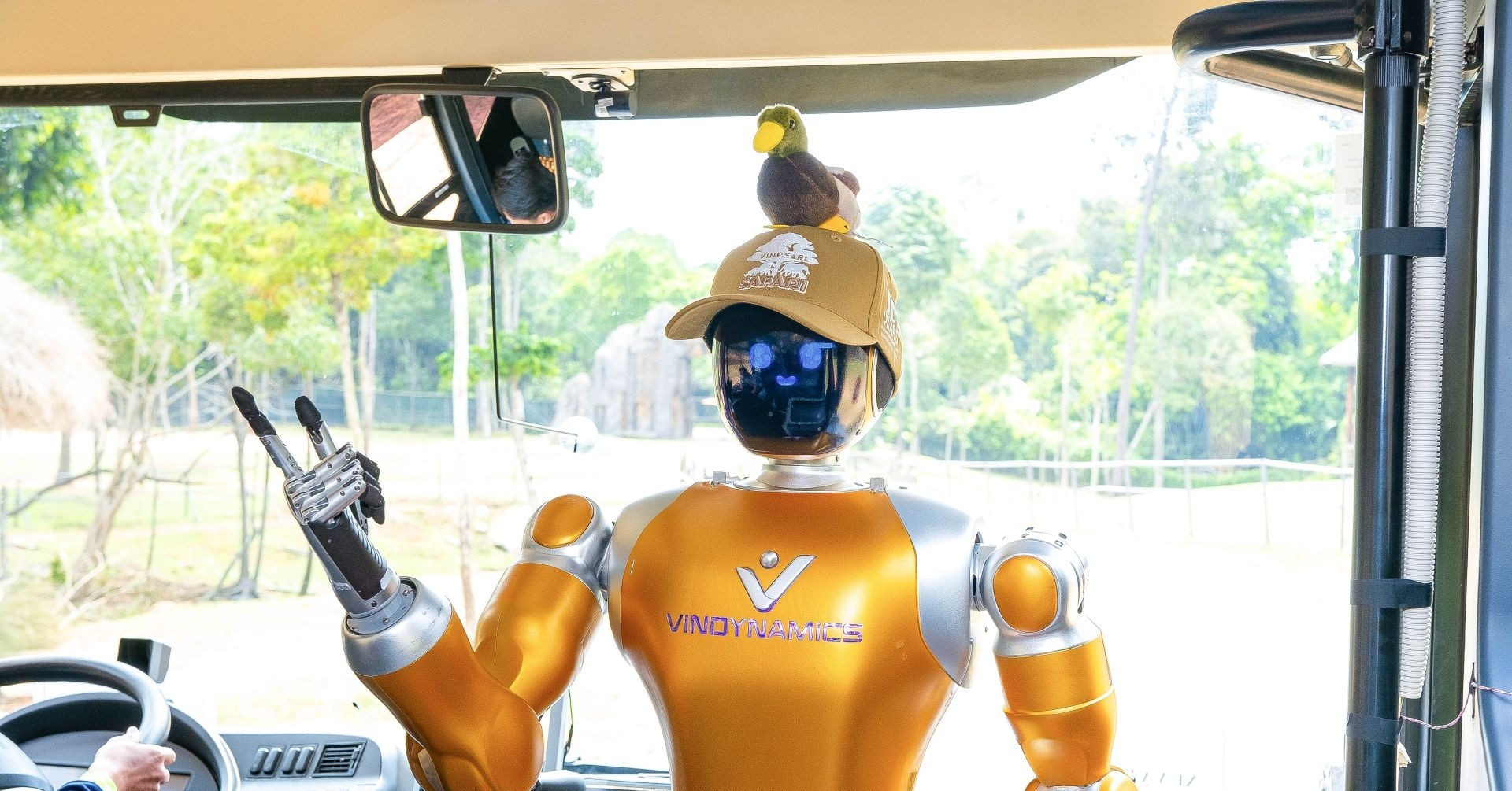 Bước tiến AI Việt Nam: Robot hình người VinDynamics ở Vinpearl Safari Phú Quốc