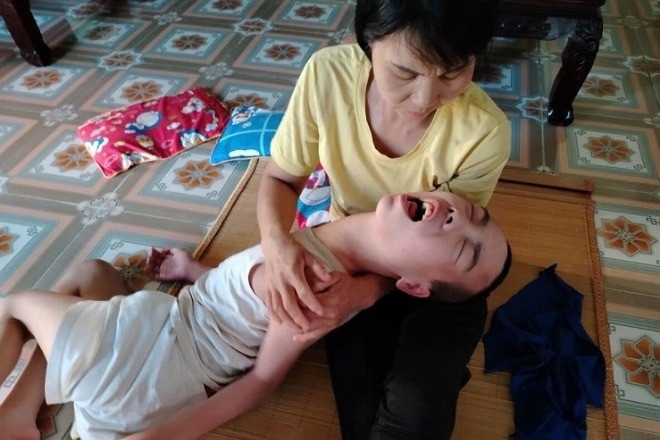 Con mắc bại não suốt 16 năm, người phụ nữ nghèo chỉ mong nghe tiếng gọi 'Mẹ ơi'