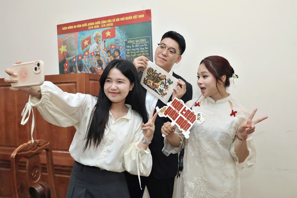 Gen Z lan toả di sản qua nghệ thuật đương đại và nền tảng số qua 'Họa ký Đông Hồ'