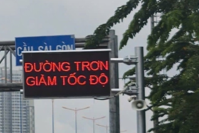 Lắp loa, màn hình LED 'hộ tống' người dân qua cầu Sài Gòn an toàn ngày mưa giông