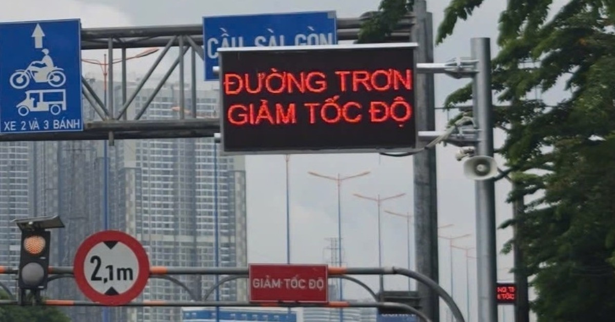 Lắp loa, màn hình LED &amp;apos;hộ tống&amp;apos; người dân qua cầu Sài Gòn an toàn ngày mưa giông