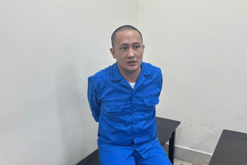 'Nghịch tử' nổ súng, cha dượng hoảng hốt chạy vào trong nhà