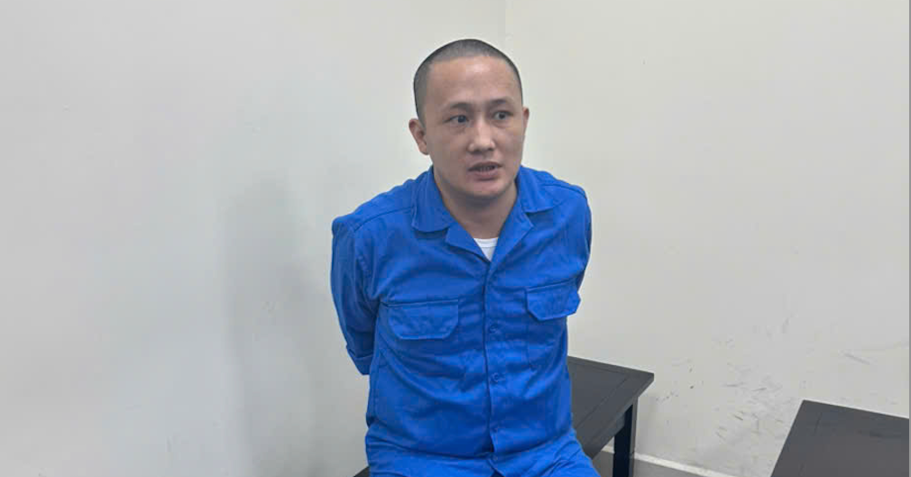 &amp;apos;Nghịch tử&amp;apos; nổ súng, cha dượng hoảng hốt chạy vào trong nhà
