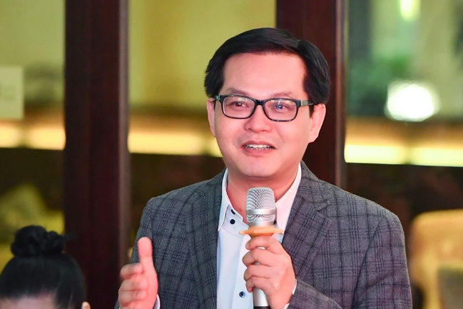 NSND Trung Hiếu làm giám khảo cuộc thi hát