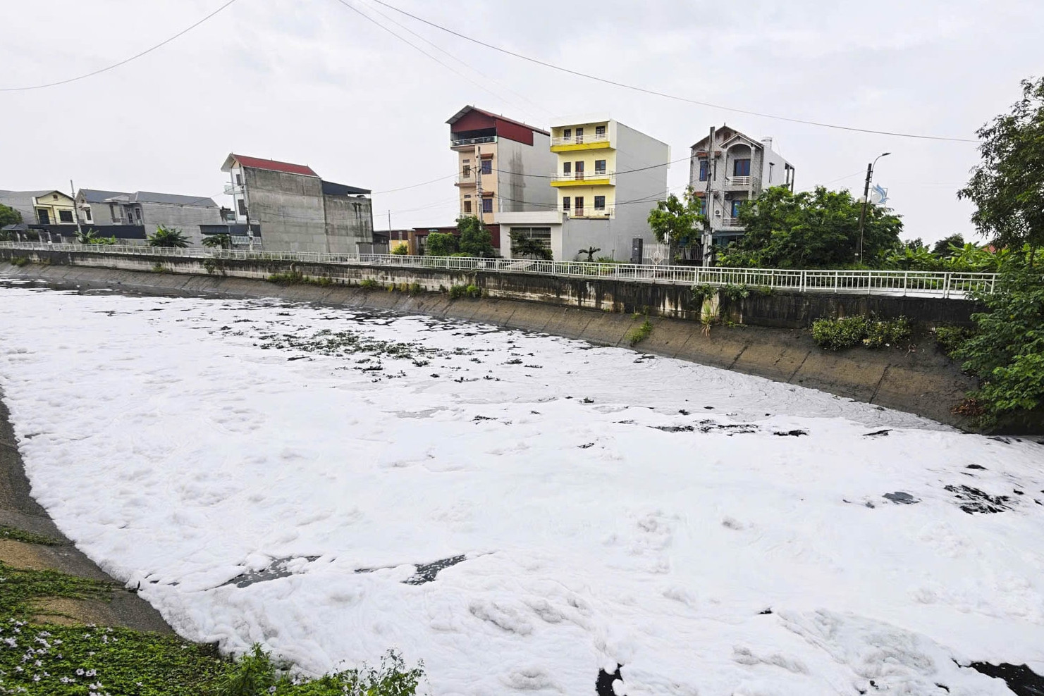 Nước kênh đen đặc, nổi bọt trắng bay cả vào nhà dân ở Bắc Ninh