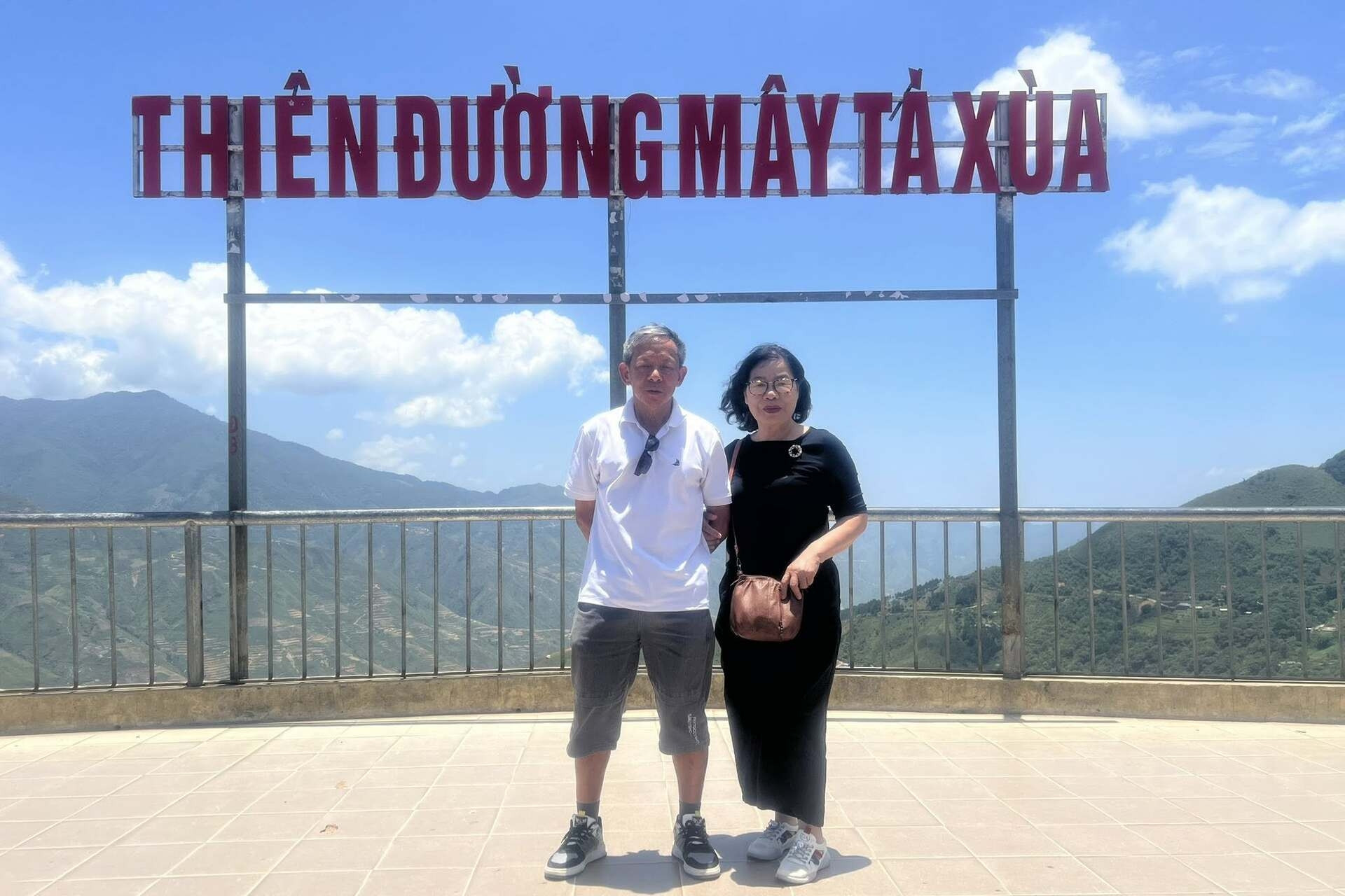 Ông giáo có 17 chuyến xuyên Việt, kể lần ô tô hỏng, 'chồng lái, vợ ôm can xăng'