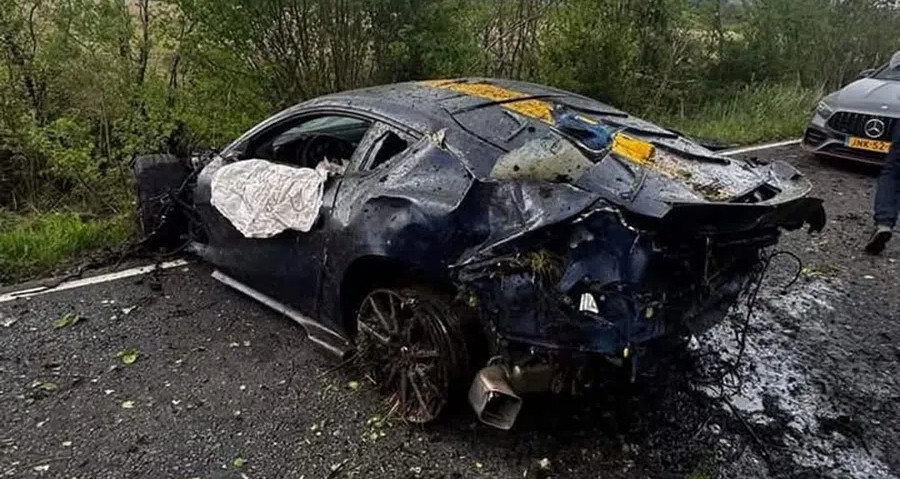 Siêu xe Ferrari 812 gặp tai nạn vỡ nát toàn thân, tài xế không bị thương