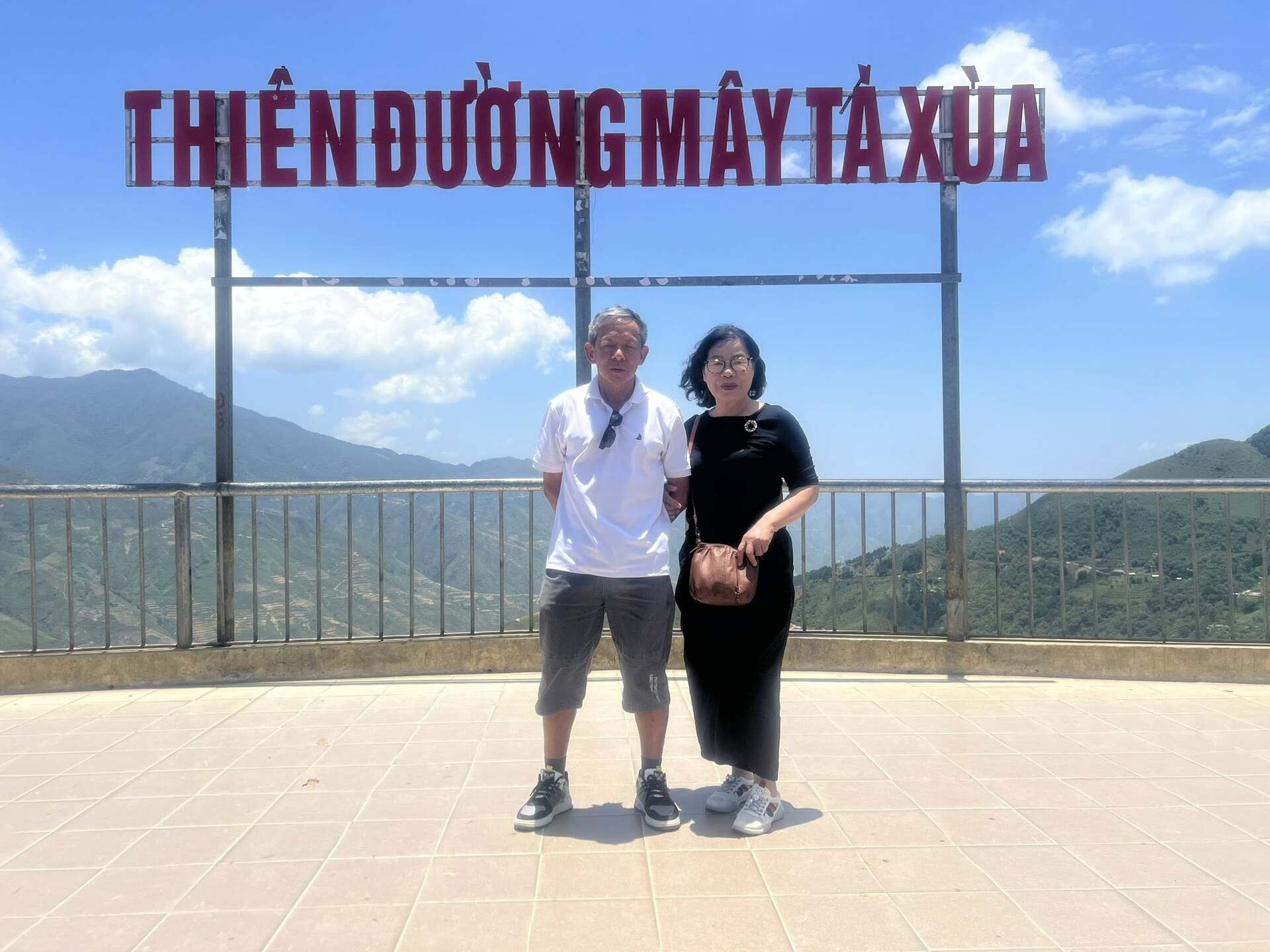 thầy giáo xuyên việt.jpg