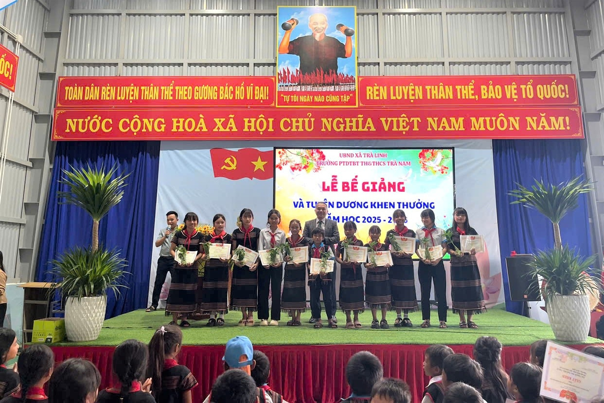 Trường vùng cao tặng cây giống sâm Ngọc Linh cho học sinh giỏi